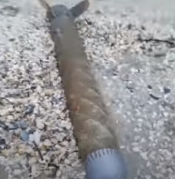 Componenta unei rachete, găsită pe plajă, în județul Constanța Racheta