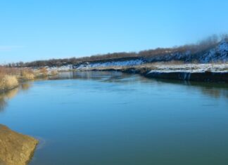 Amendă de 60.000 de lei și plângere penală pentru poluarea râului Argeș cu produse petroliere Riul Arges