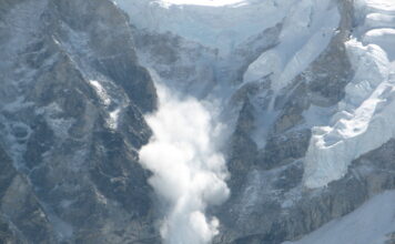 Schioare surprinsă de o avalanşă în Munţii Rodnei Avalansa