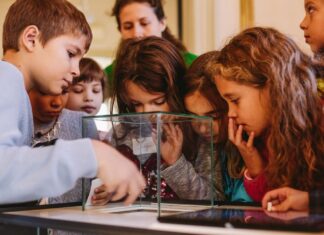 A fost inaugurat primul muzeu dedicat mediului și schimbărilor climatice din România Copii la muzeu