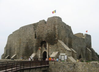 Intrarea principală în Cetatea Neamț, închisă după ce pietrele s-au desprins din zid Cetatea Neamt