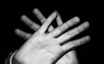 Trei bărbaţi bănuiți de întreţinerea de relaţii sexuale cu minori din familii defavorizate Copil Abuzat