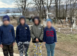 Protest al părinților elevilor dintr-un sat din Vaslui care învață în cimitir Protest