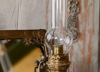 Vacanță fără tehnologie într-un sat din Covasna Lampa de gaz