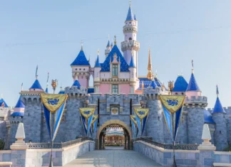 Salariații de la Disneyland Paris vor salarii mai mari Disneyland Paris