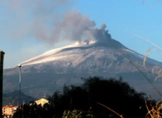 Zboruri oprite pe aeroportul din Catania după erupția vulcanului Etna Etna