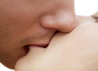 Sărutul romantic, vechi de minim 4.500 de ani Sarut