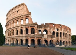 Noi cazuri de vandalism produse de turiști la Colosseum Colosseum