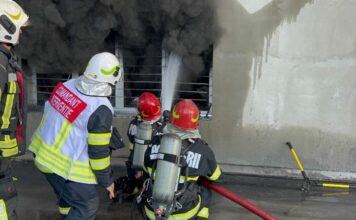 Incendiu puternic la o hală de depozitare calculatoare din județul Mureș Incendiu