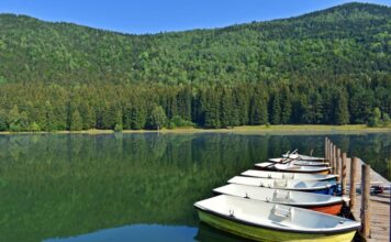 Autoritățile locale interzic accesul turiștilor cu bagaje la lacul Sfânta Ana Lacul Sfinta Ana