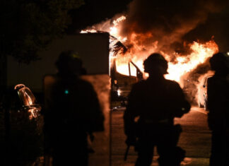 Proteste violente în Franța după uciderea unui tânăr de oamenii legii