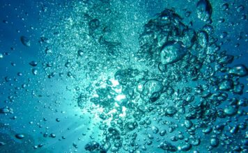 Mesaj mural în Brașov privind atenționarea asupra consumului de apă Apa