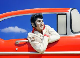 Haina de nurcă purtată de Elvis Presley în ultimul an de viață, vândută pentru o sumă uriașă Elvis Presley
