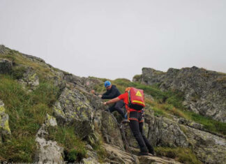 Zeci de turiști evacuați după ruperea unui drum de acces în zona Vârfului Moldoveanu Salvamont Arges