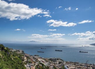 Trei români au traversat cu costume de neopren strâmtoarea Gibraltar Gibraltar