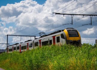 A fost pus în circulație primul tren electric nou din România Tren electric