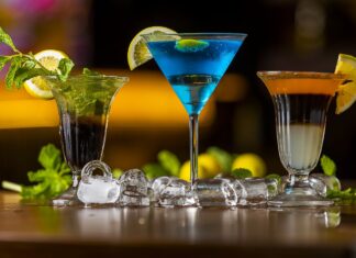 Barurile dintr-o zonă populară din Grecia vindeau băuturile neconsumate de alți clienți Bauturi