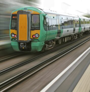 Angajați CFR responsabili de siguranța feroviară, prinși sub influența alcoolului la serviciu Tren