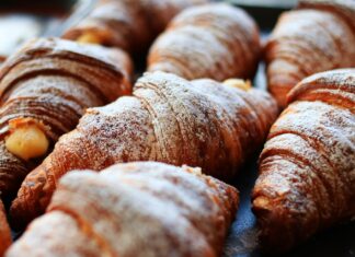 Cornuri cu furnici și biscuiți cu mucegai, oferiți elevilor de la mai multe școli din Satu Mare Cornuri