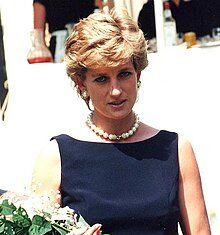 Celebrul pulover roșu purtat de prințesa Diana, vândut pentru 1, 1 milioane de dolari Printesa Diana