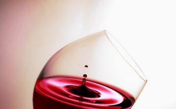 O elevă din Vâlcea a venit cu o sticlă cu vin pe care le-a dat-o să bea prietenilor în pauză, în curtea școlii Vin rosu