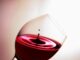 O elevă din Vâlcea a venit cu o sticlă cu vin pe care le-a dat-o să bea prietenilor în pauză, în curtea școlii Vin rosu