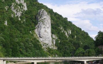 Debitul Dunării va crește zilnic cu 1.000 de metri cubi pe secundă în următoarea săptămână Pod peste Dunare