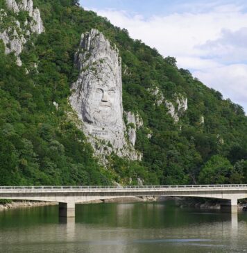 Bulgaria și România reiau în calcul construirea unei centrale hidroelectrice pe Dunăre, între Nikopol și Turnu Măgurele Pod peste Dunare