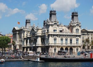 Barcelona impune amenzi celor care conduc trotinete electrice pe trotuar sau fără cască Barcelona