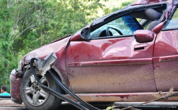 13 mașini avariate de o șoferiță, în București Accident