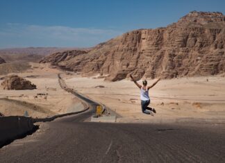 Sute de vase intacte de vin vechi de 5.000 de ani, descoperite în sudul Egiptului Mormint egiptean