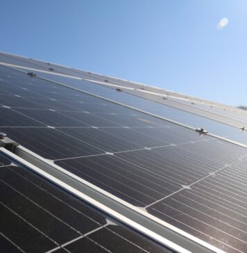 Românii care își instalează panouri fotovoltaice pentru a obține profit riscă sancțiuni Panou fotovoltaic