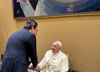 Senatorul Alfred Laurențiu Mihai, întâlnire la Vatican cu Papa Francisc: Ca o expresie a recunoștinței noastre, i-am oferit Liderului de la Vatican un tablou reprezentând o biserică bucovineană, simbol al bogăției spirituale a poporului român Alfred Laurentiu Mihai