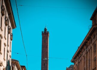 Turnul înclinat din Bologna, în pericol de prăbușire Bologna