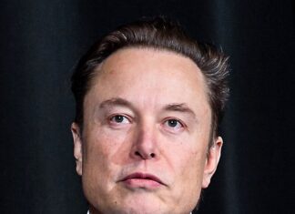 Topul celor mai bogați 10 oameni din lume, dat publicității în decembrie 2023 Elon Musk
