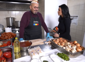 Cristian Popescu Piedone a gătit de 1 Decembrie fasole cu cârnați celor 120 de bătrâni de la căminul Stejarul Cristian Popescu Piedone