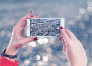 Utilizarea telefoanelor mobile pe stradă, interzisă într-o localitate din Franța Telefon mobil