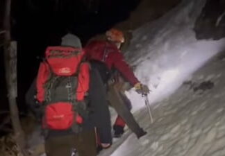 Cetățean ucrainean găsit epuizat fizic de salvamontişti în Munţii Oaşului Turisti rataciti