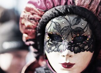 Carnavalul de la Veneţia a început Femeie cu masca