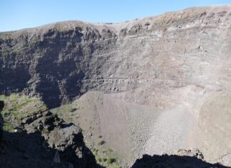 Textul unui papirus îngropat în cenușa vulcanică a Vezuviului, descifrat cu ajutorul inteligenței artificiale Vezuviu