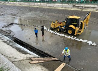 O porțiune din râul Dâmbovița golită de Apele Române, după descoperirea unor infiltraţii în albia amenajată a râului Apele Romane