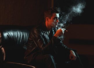 OMS Europa: Consumul de alcool și țigări electronice, alarmant în rândul tinerilor de 11-15 ani Tinar fumator