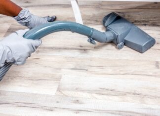 O menajeră din Oradea a făcut 80 de plăți de mii de euro din contul clientei sale menajera