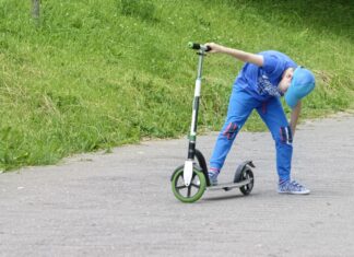 Un adolescent a accidentat cu trotineta electrică o fetiță de 6 ani Trotineta