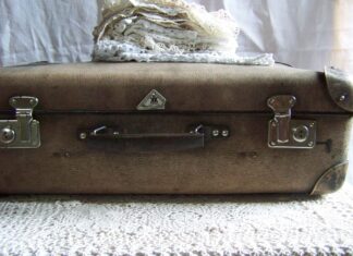 Cadavrul unui bărbat dezbrăcat descoperit într-un geamantan în Vaslui geamantan