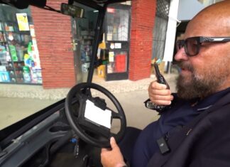 Piedone Senior cu mașinuța electrică prin sector