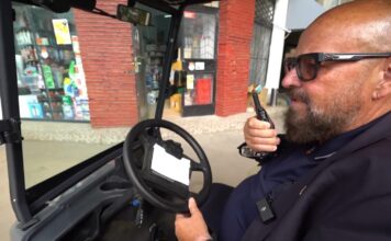 Piedone Senior cu mașinuța electrică prin sector