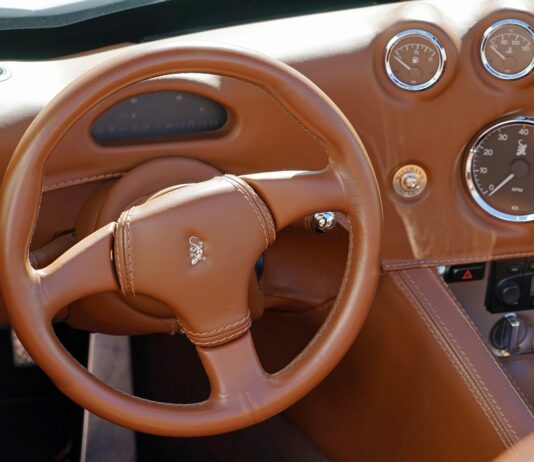 Vânzările de autoturisme de lux, verificate de ANAF Masina