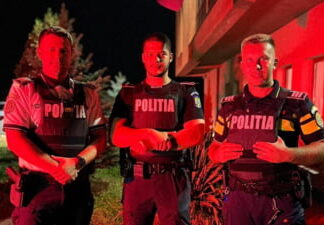 Femeie luată cu forța de pe stradă, salvată datorită intervenției rapide a polițiștilor Politisti salvatori