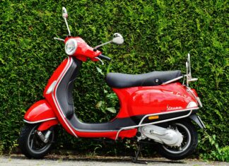 Tânăr de 14 ani, prins conducând în București un moped furat Moped